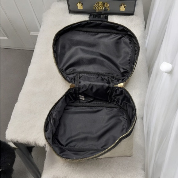 NWT Ulta Beauty Cosmetic Zip Closure Case Bag White/Black , quilted pattern - Picture 6 of 9